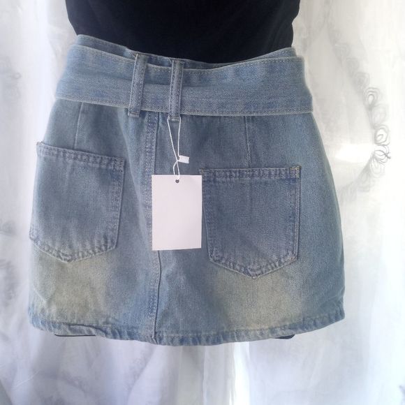 *Beautiful skirt with short size medium. ( Box #1 ) - Picture 2 of 3